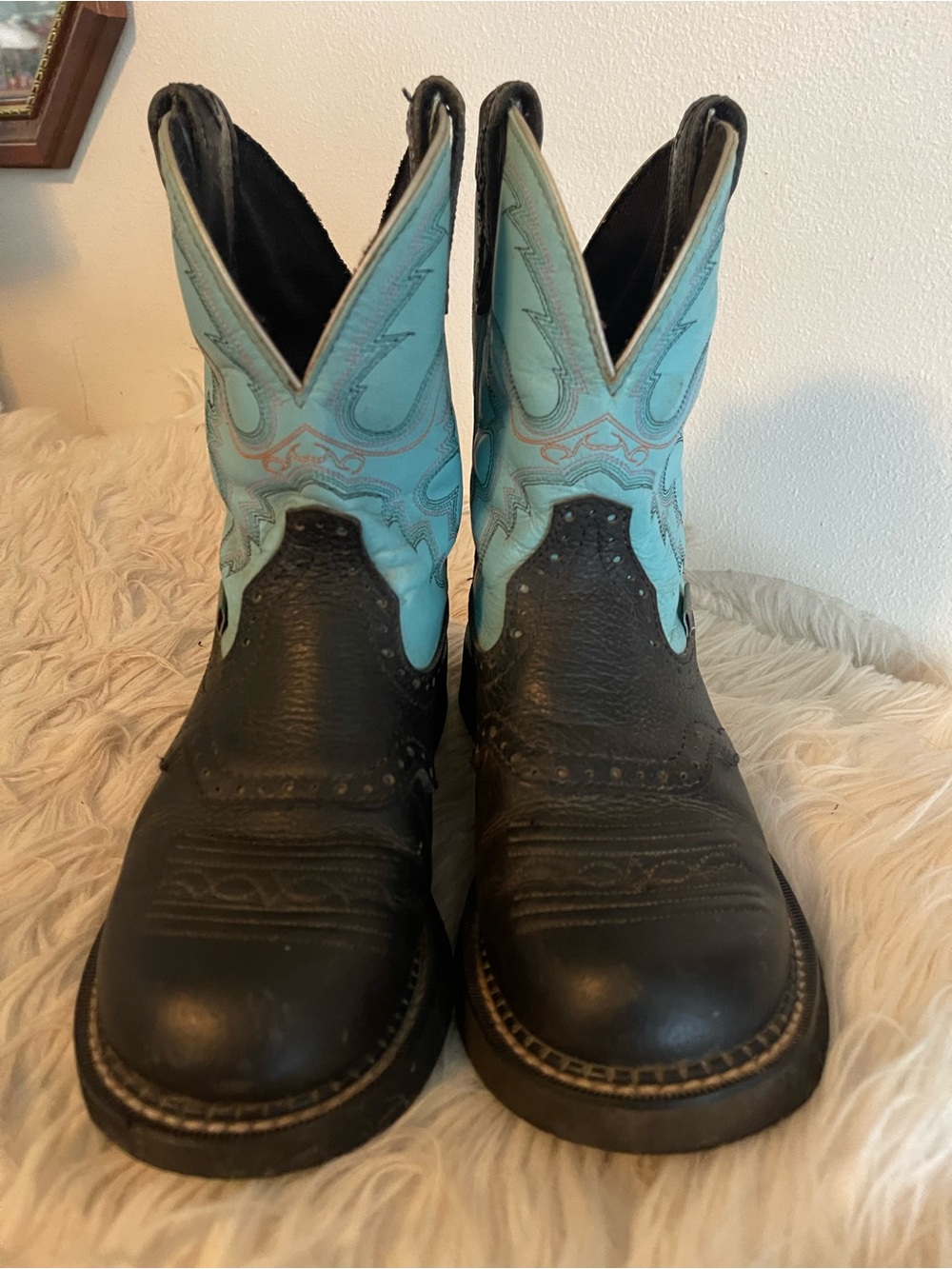 Women’s Black and Turquoise Justin Boots
Size 7 1/2